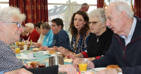 Bezoek wethouder Vatta aan wijklunch